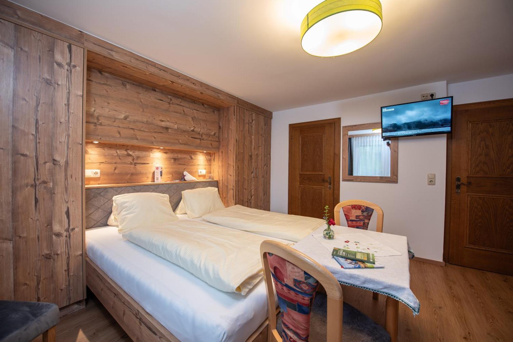 Hotel Haus Scharler, Talstation Neukirchen am Großvenediger Zewnętrze zdjęcie
